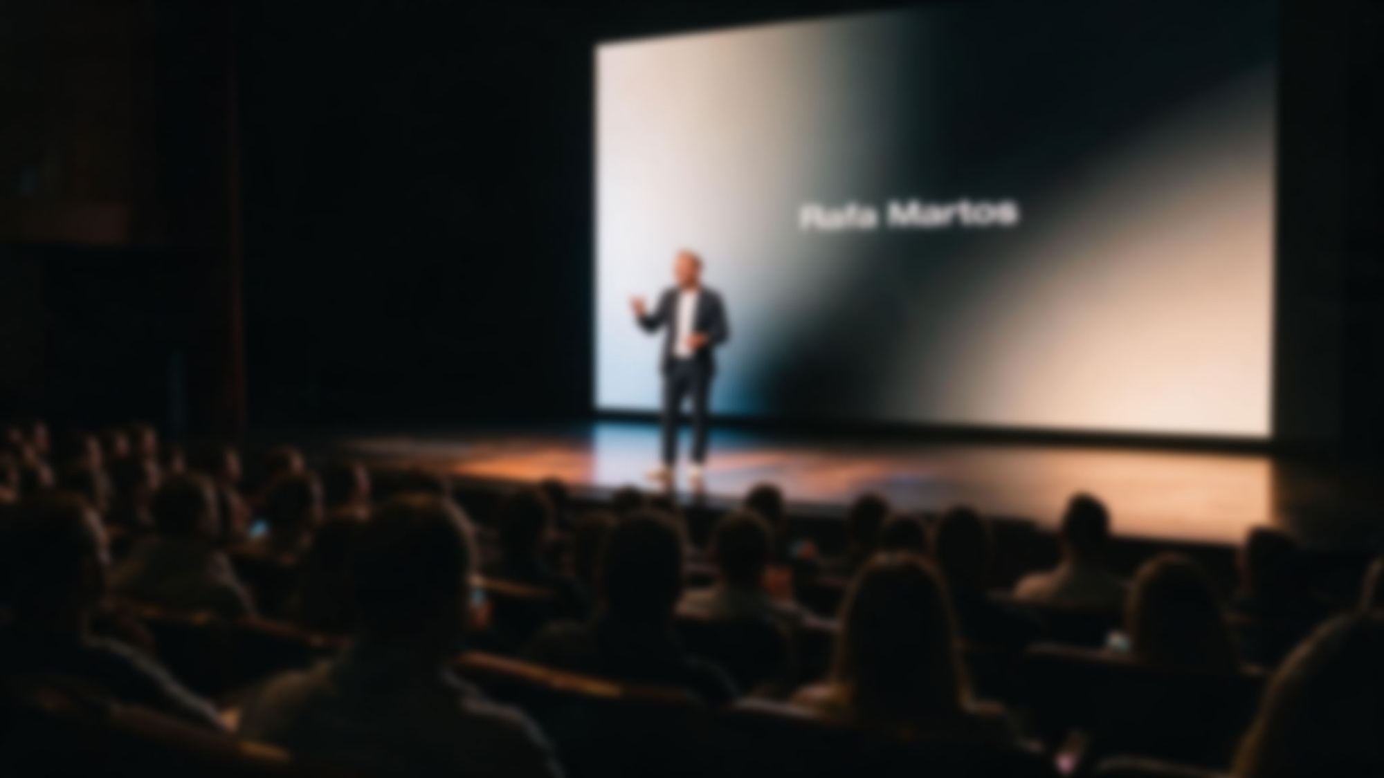 Rafa Martos en un escenario frente al público