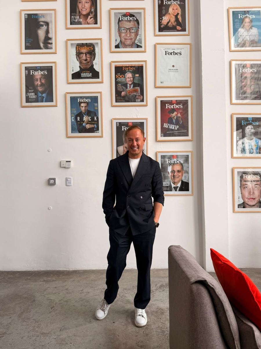 Rafa Martos frente a una pared de tapas de Forbes