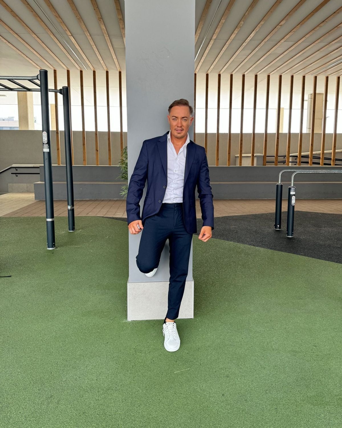 Rafa Martos de traje en un gimnasio al aire libre